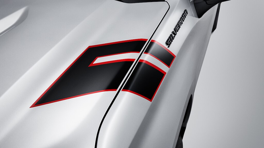 Calcomanía para salpicadera en negro con detalles en rojo para Chevrolet Silverado Turbo 2024, camioneta de trabajo