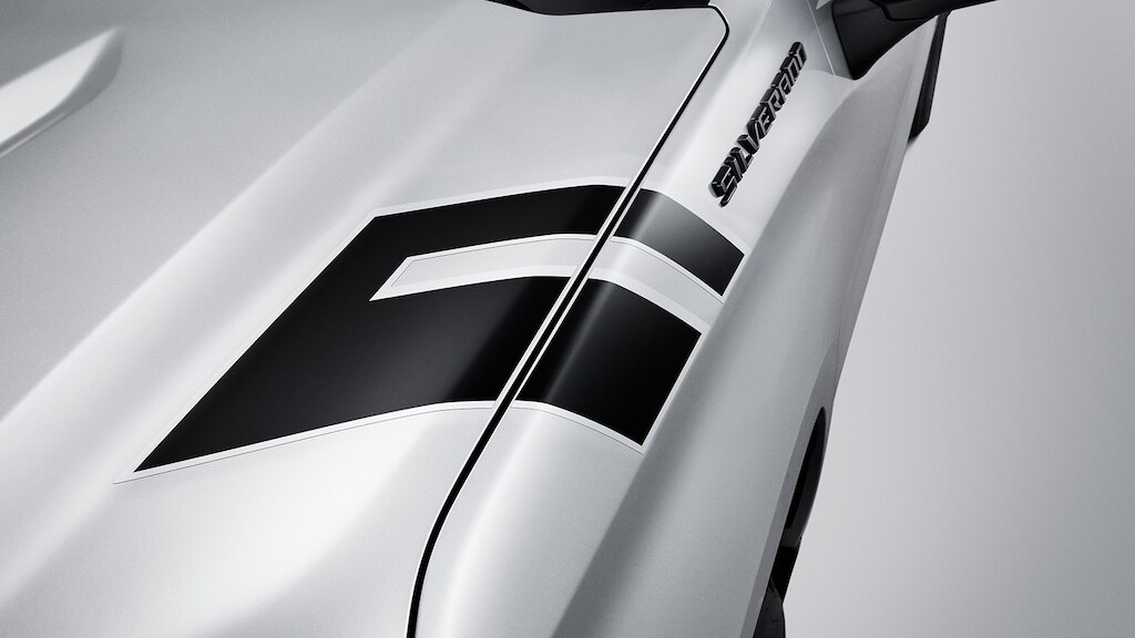 Calcomanía para salpicadera en negro con detalles en plata para Chevrolet Silverado Turbo 2024, camioneta de trabajo