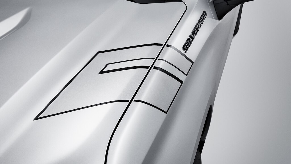 Incluye en tu camioneta, Chevrolet Silverado Turbo 2024, una calcomanía para salpicadera plateada 