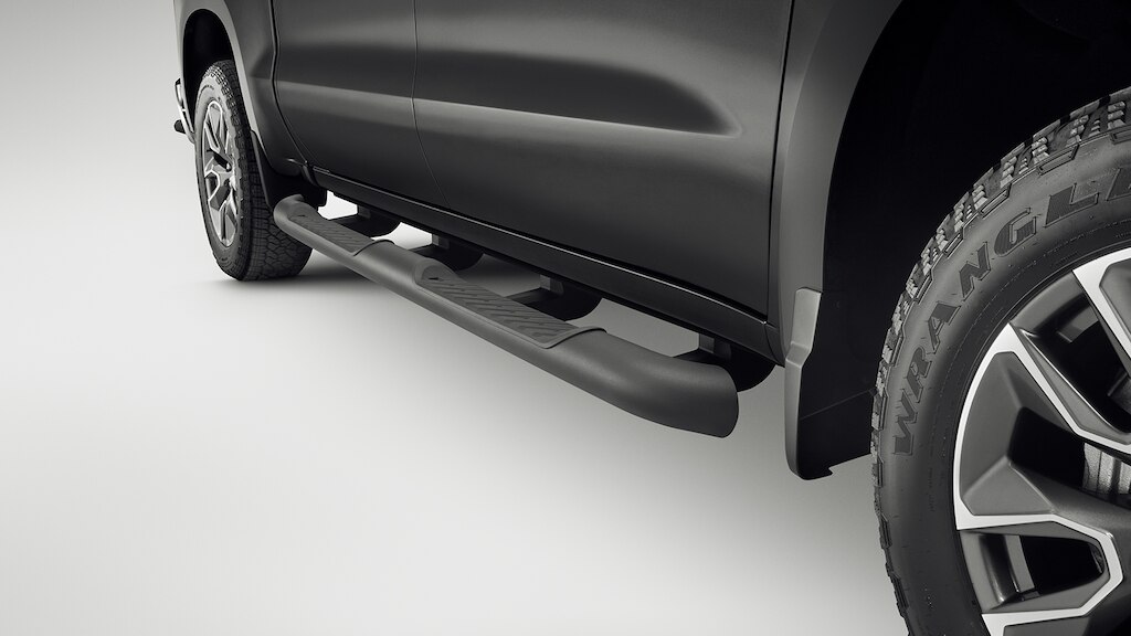 Estribo tubular de 4 pulgadas cromado en un accesorio exterior de Chevrolet Silverado Turbo 2024